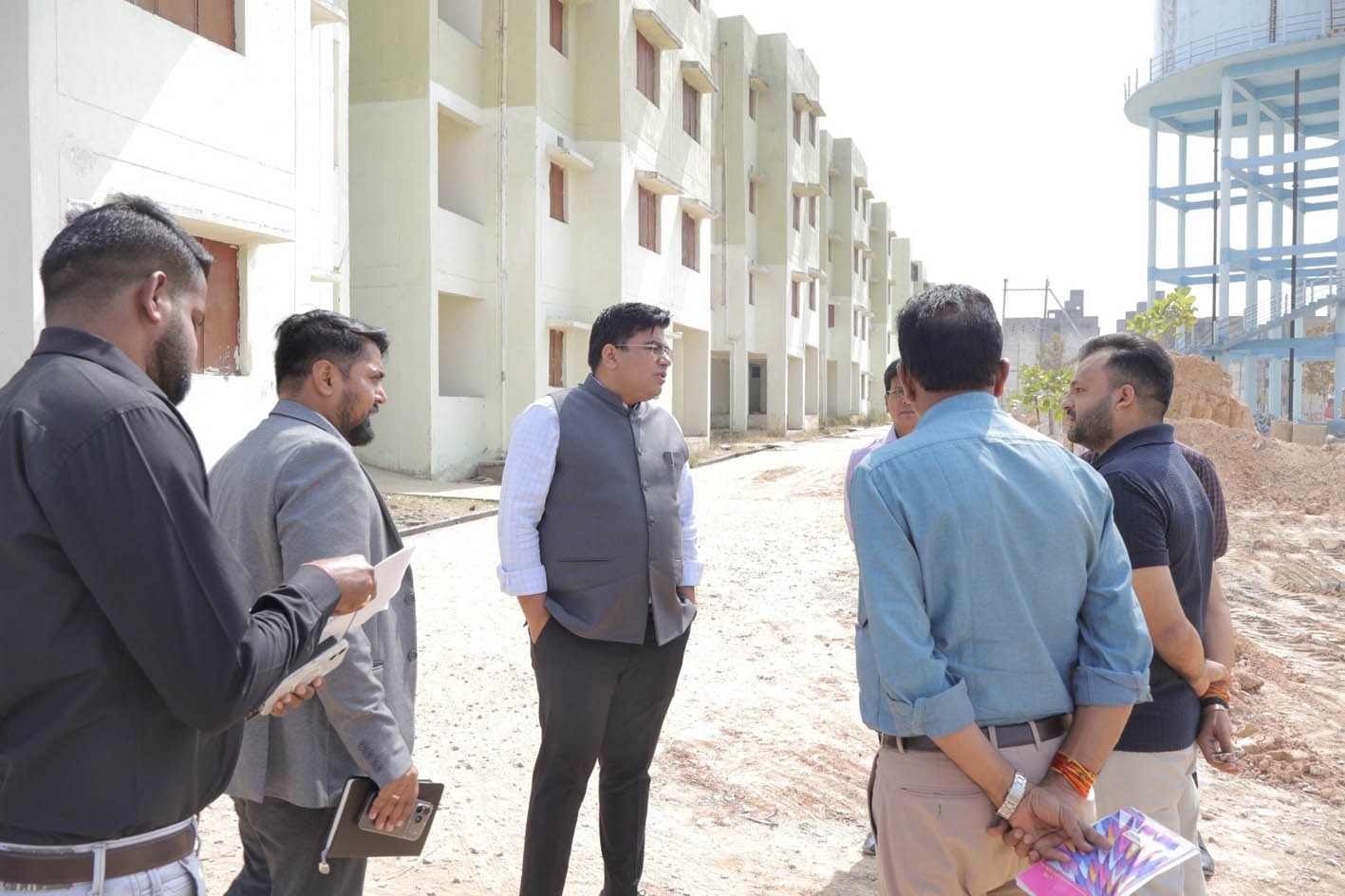 निर्माणाधीन पीएम आवास कॉलोनी का कलेक्टर ने किया औचक निरीक्षण