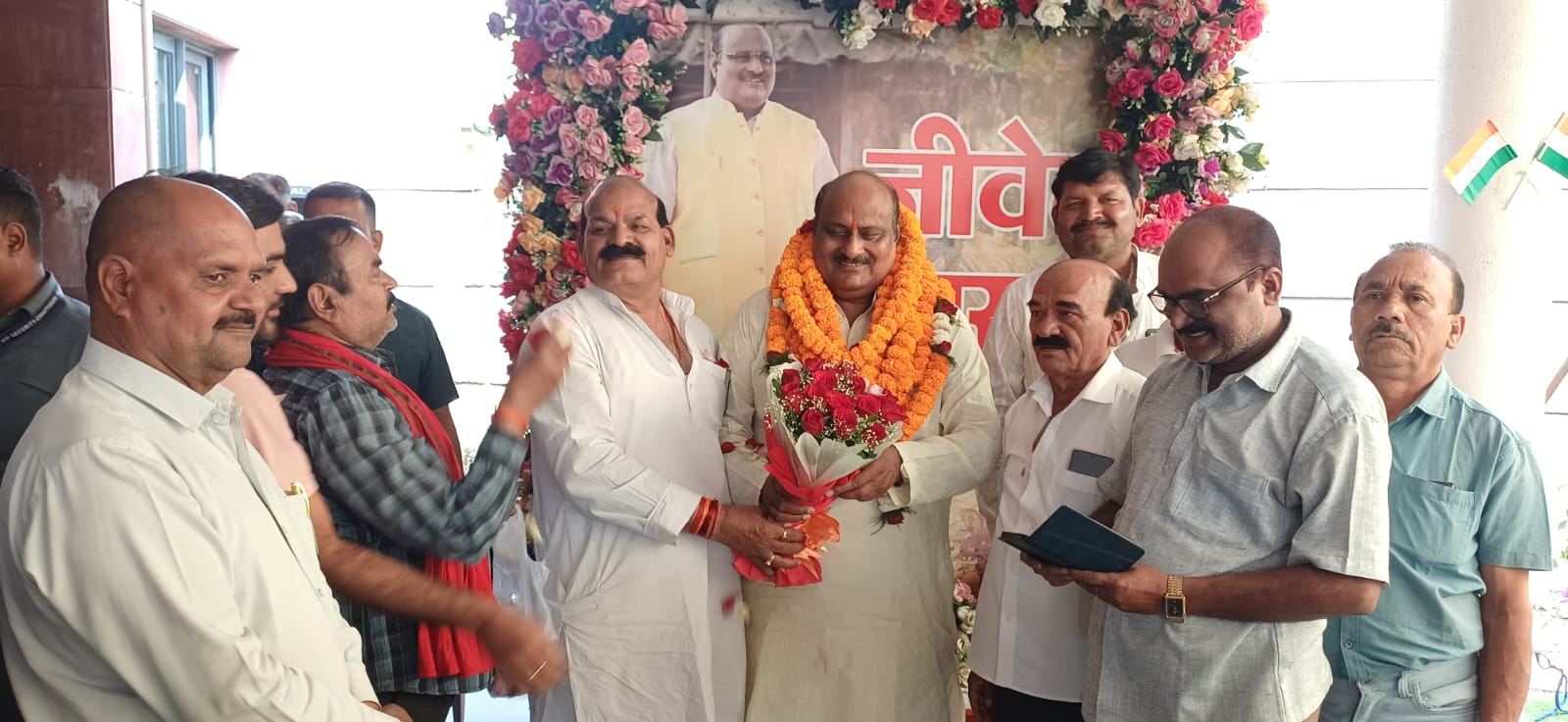 स्वर्ण सिटी स्थित निज निवास पर पूर्व मंत्री जयसिंह अग्रवाल का भव्य जन्मदिवस समारोह सम्पन्न