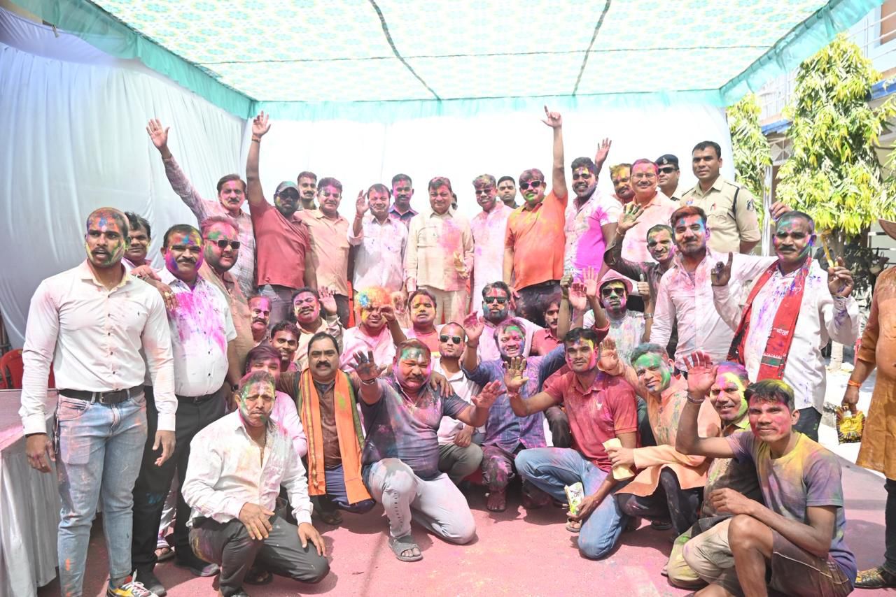 कार्यकर्ताओं और नगरवासियों के साथ होली के रंग में रंगे कैबिनेट मंत्री श्री लखन लाल देवांगन