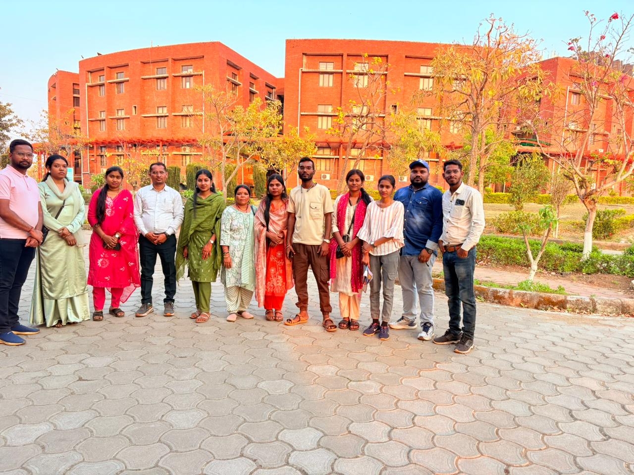 प्रकृति के बीच 92 हजार पुस्तकों का भव्य ग्रंथालय देख उत्साहित हुए विद्यार्थी