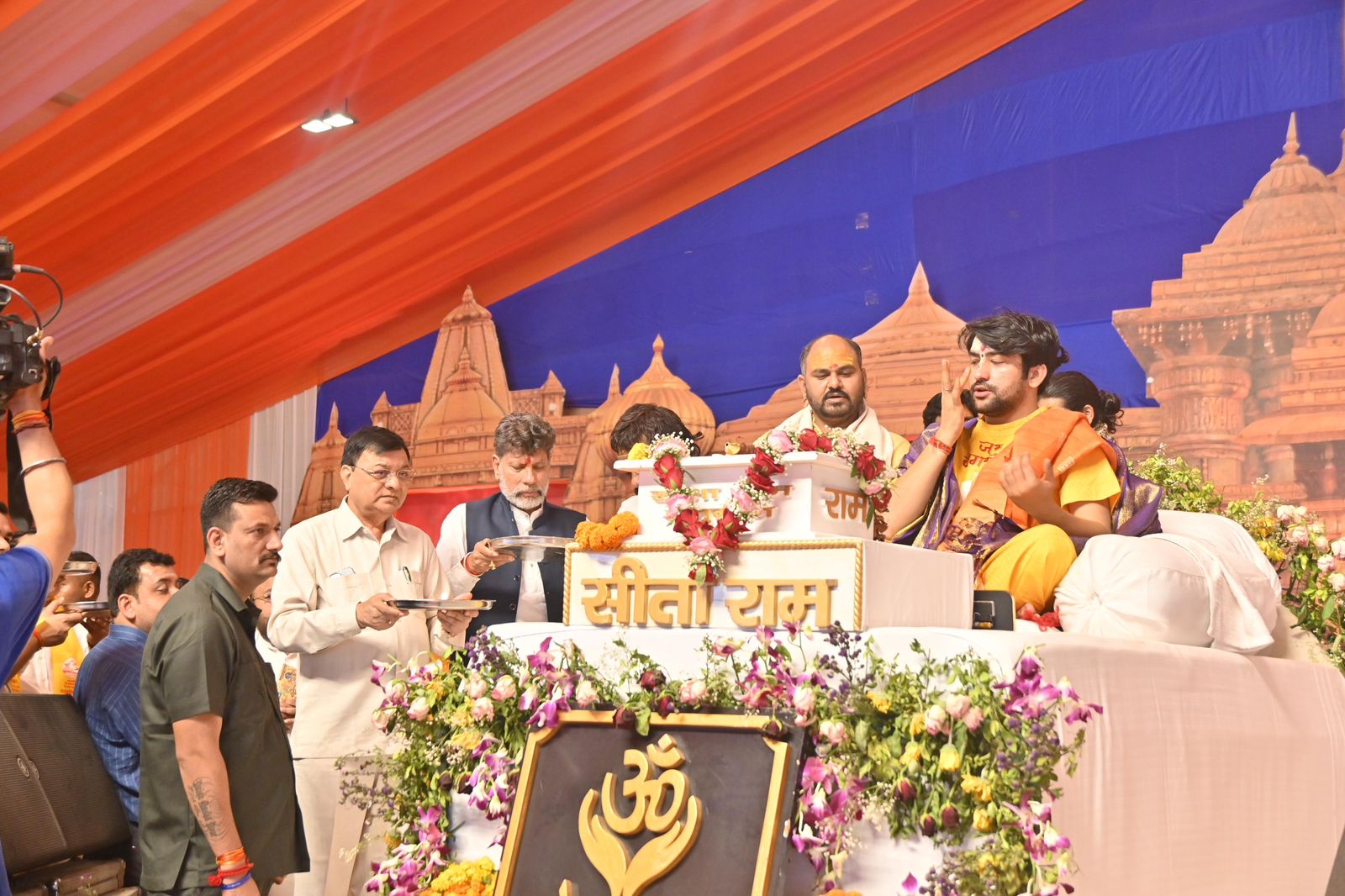 उद्योग मंत्री श्री लखन लाल देवांगन और भाजपा प्रदेश अध्यक्ष श्री किरण सिंह देव सपरिवार पहुँचे हनुमंत कथा