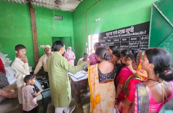 पार्षद नरेंद्र देवांगन ने किया शासकीय उचित मूल्य दुकान का औचक निरीक्षण