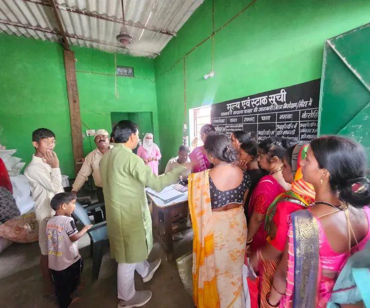 पार्षद नरेंद्र देवांगन ने किया शासकीय उचित मूल्य दुकान का औचक निरीक्षण