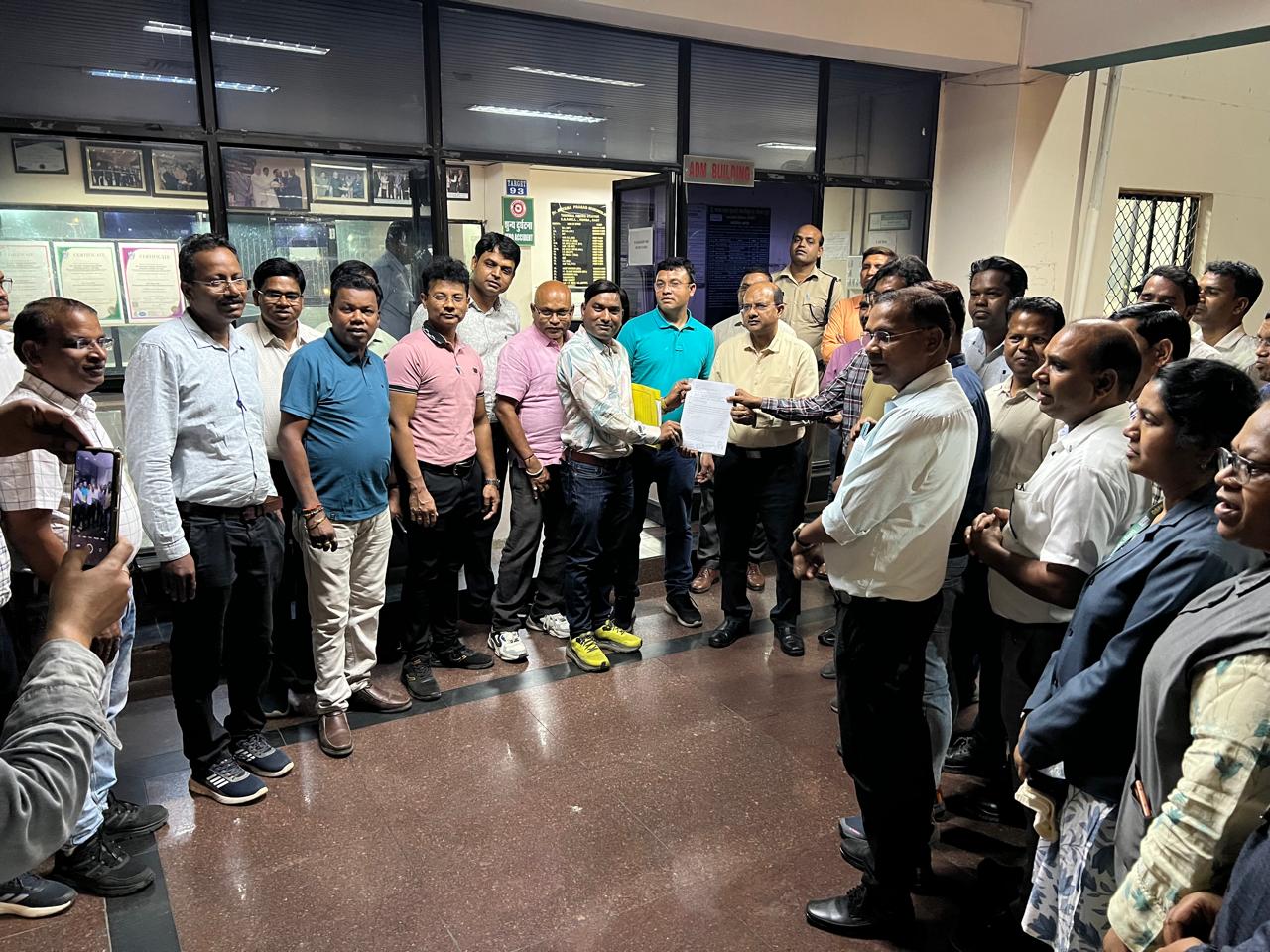 छत्तीसगढ़ राज्य विधुत मंडल आरक्षित वर्ग अधिकारी कर्मचारी संघ मुख्य अभियंता को प्रबंधन के नाम ज्ञापन सोपा