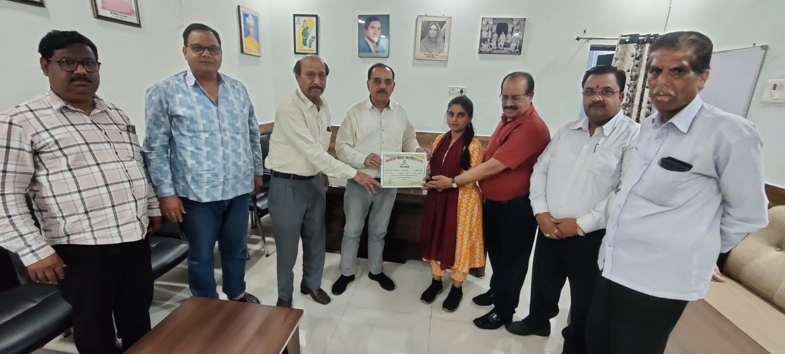 नृत्य स्पर्धा में नैन्सी ने हासिल किया द्वितीय स्थान, कमला नेहरू महाविद्यालय समिति ने किया सम्मानित