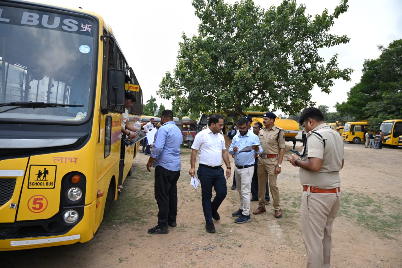 जिले की 105 स्कूल बसों की सघन जांच, आठ बसों में फायर सेफ्टी में खामी, लगी फटकार