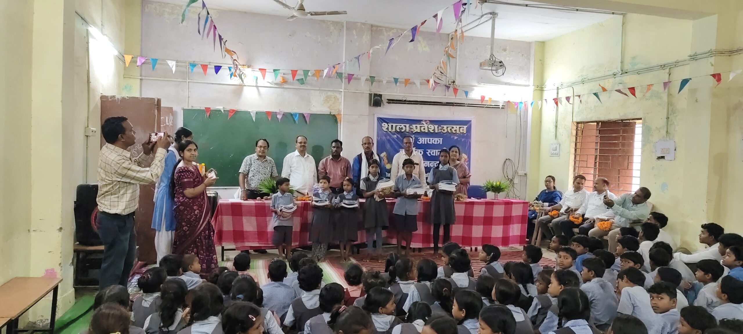 शासकीय उच्चतर माध्यमिक विद्यालय अजगरबहार में शाला प्रवेशोत्सव एवं न्योता भोज हर्षोल्लास के साथ आयोजित किया गया