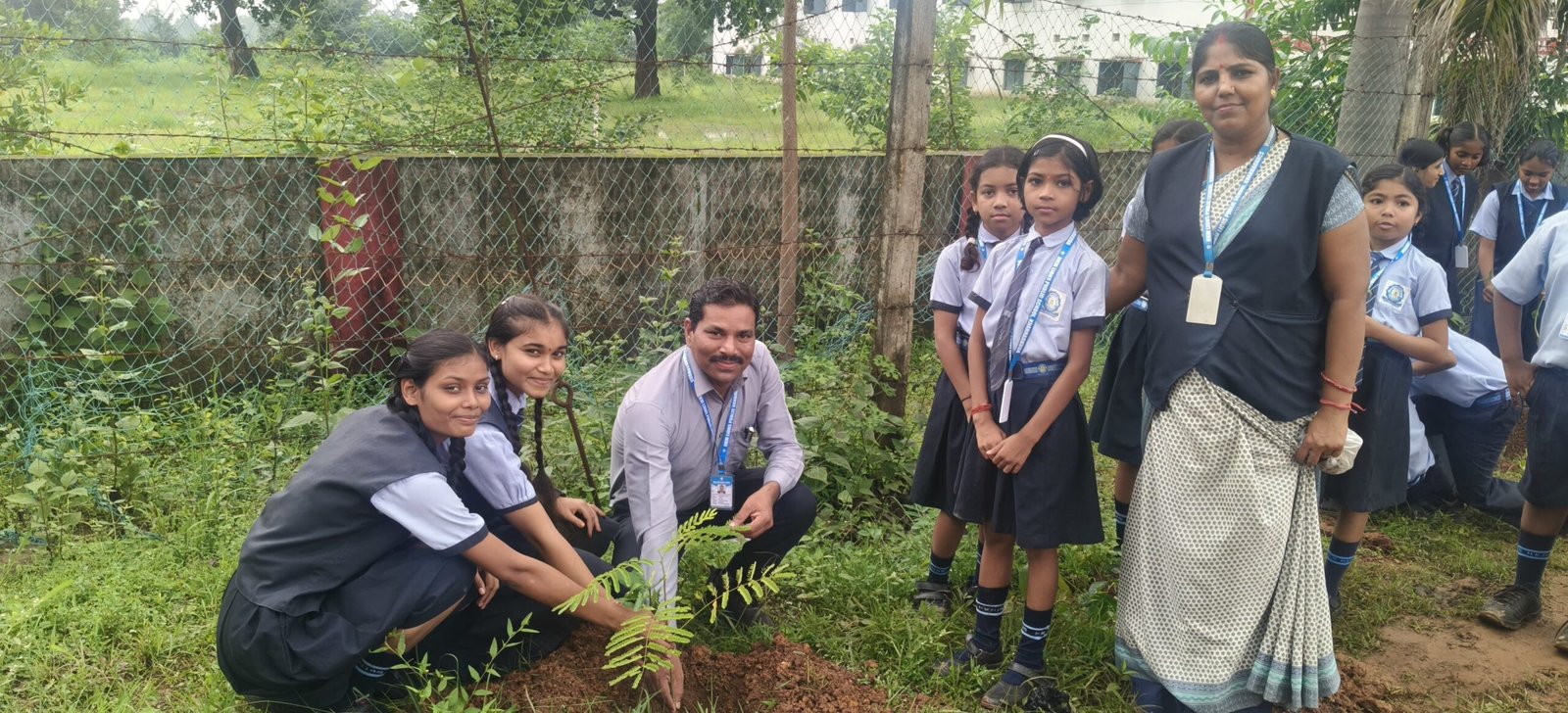 वृक्षारोपण अभियान के तहत लायंस पब्लिक स्कूल के बच्चो ने किया वृक्षारोपण