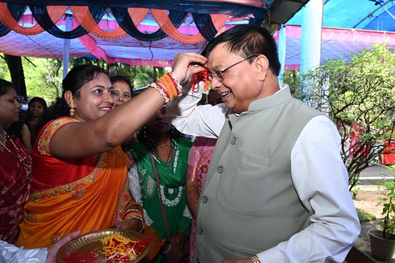 हजारों बहनों ने उद्योग मंत्री श्री लखन लाल देवांगन को बांधी राखी