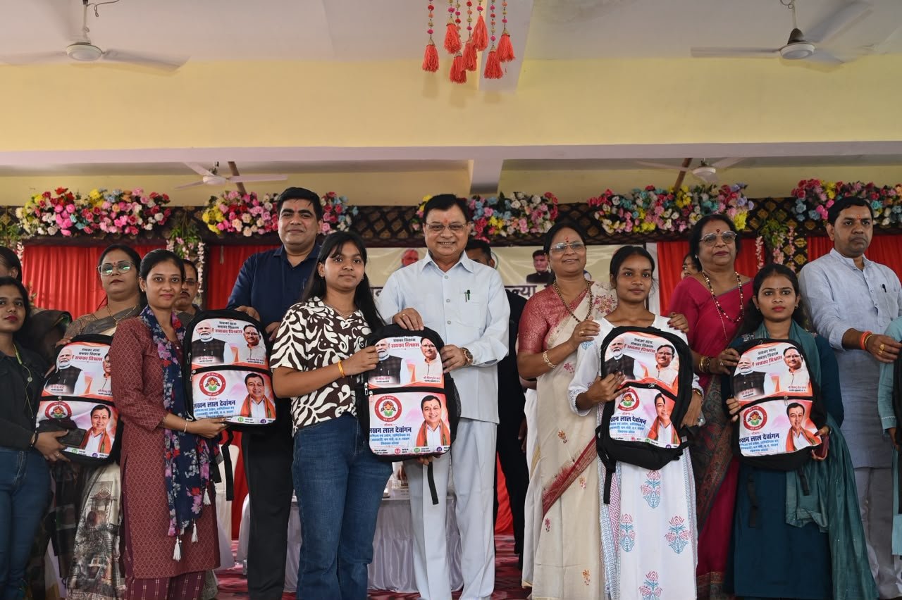 उद्योग मंत्री श्री लखन लाल देवांगन ने 1500 छात्राओं को दी एजुकेशन किट, जिले के अन्य शासकीय कॉलेजों में भी विशाल डोम की घोषणा