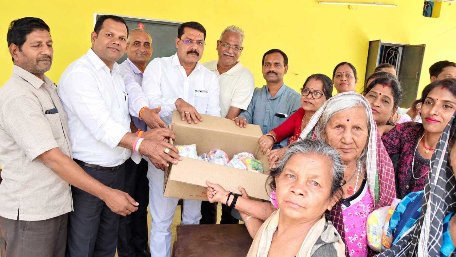 सेवा संकल्प अभियान में दिखी संवेदना की मिसाल, कुष्ठ आश्रम पहुंचकर गोपाल मोदी ने बांटी खाद्य सामग्री व स्वच्छता किट