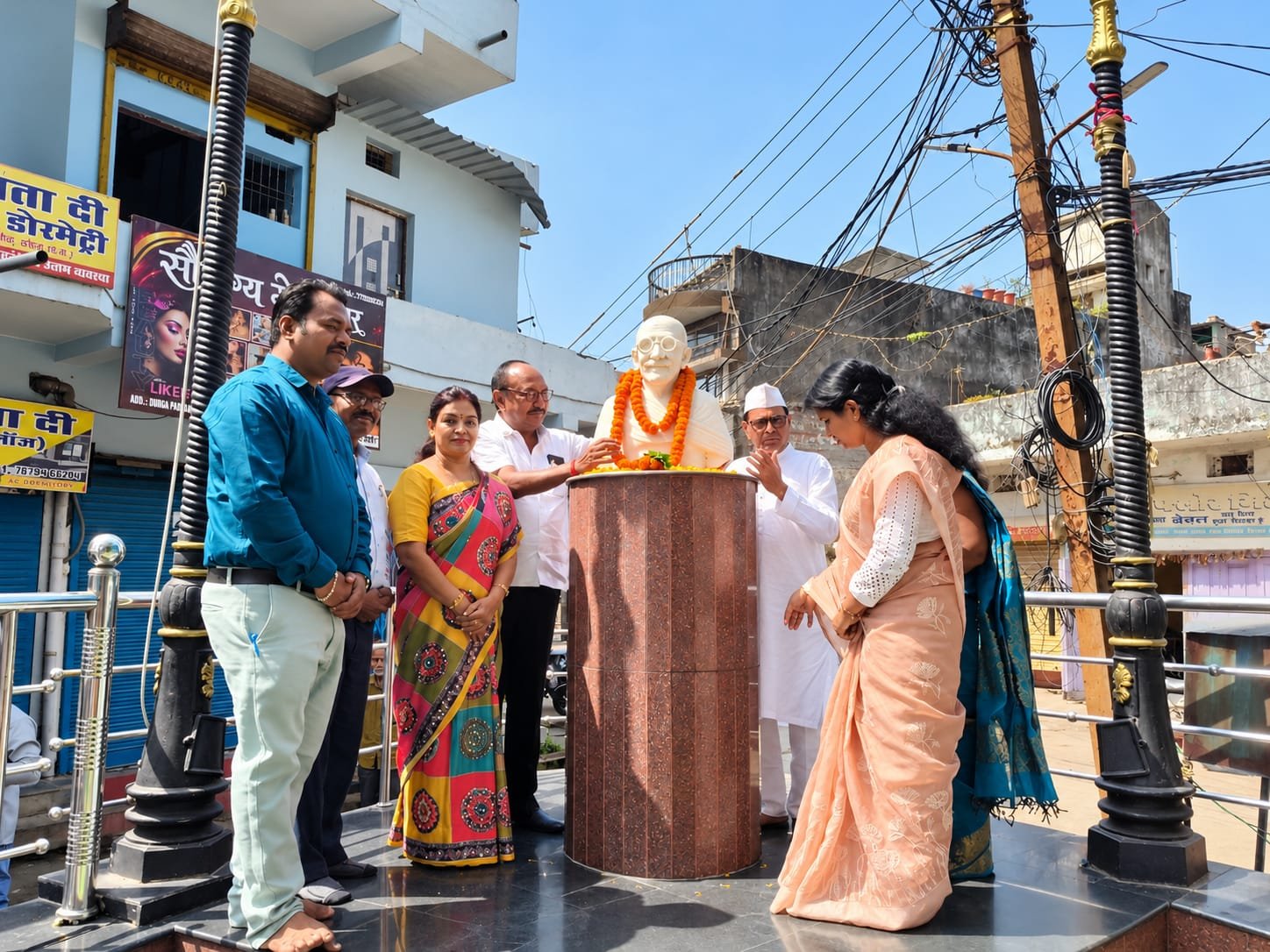 लायंस क्लब कोरबा गुरूकुल द्वारा गांधी चौक कोरबा में राष्ट्रपिता महात्मा गांधी जी की प्रतिमा पर श्रद्धापूर्वक माल्यार्पण